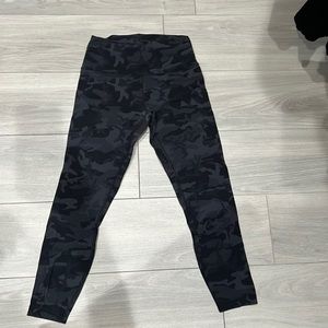 Black Lululemon camouflage, 7/8 leggings